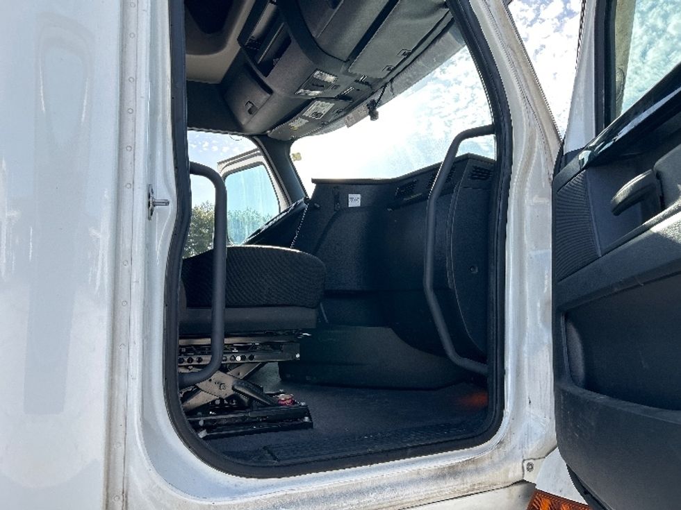 Sleeper Tractor-Heavy Duty Tractors-Freightliner-2023-T12664ST-Plant City-FL-561,595\n\t\tmiles-$ 66,500 - Image 13