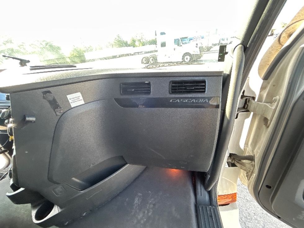 Sleeper Tractor-Heavy Duty Tractors-Freightliner-2023-T12664ST-Plant City-FL-561,595\n\t\tmiles-$ 66,500 - Image 14