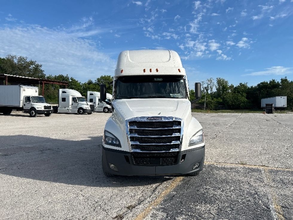 Sleeper Tractor-Heavy Duty Tractors-Freightliner-2023-T12664ST-Plant City-FL-561,595\n\t\tmiles-$ 66,500 - Image 2