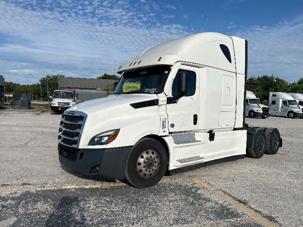 Sleeper Tractor-Heavy Duty Tractors-Freightliner-2023-T12664ST-Plant City-FL-561,595\n\t\tmiles-$ 66,500 - Image 3
