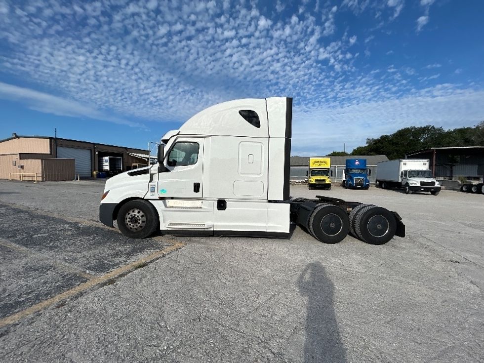 Sleeper Tractor-Heavy Duty Tractors-Freightliner-2023-T12664ST-Plant City-FL-561,595\n\t\tmiles-$ 66,500 - Image 4