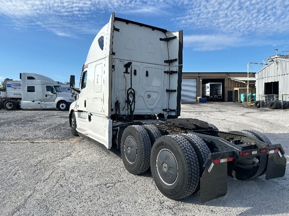 Sleeper Tractor-Heavy Duty Tractors-Freightliner-2023-T12664ST-Plant City-FL-561,595\n\t\tmiles-$ 66,500 - Image 5