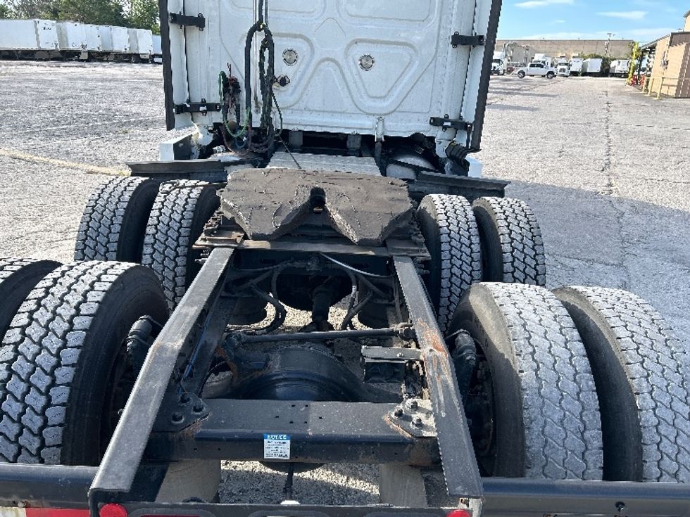 Sleeper Tractor-Heavy Duty Tractors-Freightliner-2023-T12664ST-Plant City-FL-561,595\n\t\tmiles-$ 66,500 - Image 6