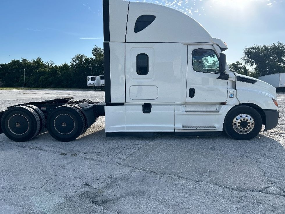 Sleeper Tractor-Heavy Duty Tractors-Freightliner-2023-T12664ST-Plant City-FL-561,595\n\t\tmiles-$ 66,500 - Image 8