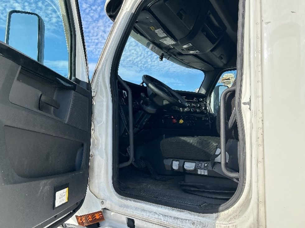 Sleeper Tractor-Heavy Duty Tractors-Freightliner-2023-T12664ST-Plant City-FL-561,595\n\t\tmiles-$ 66,500 - Image 9