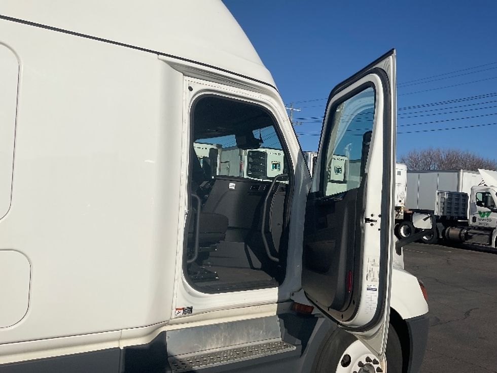 Sleeper Tractor-Heavy Duty Tractors-Freightliner-2023-T12664ST-Plymouth-MI-605,821\n\t\tmiles-$ 60,250 - Image 13