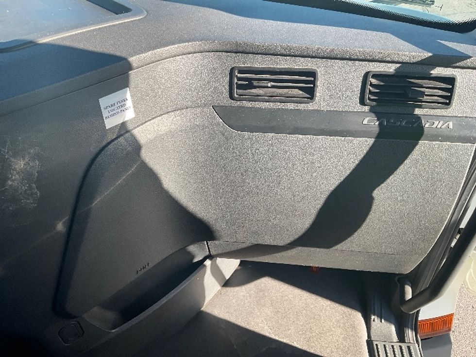 Sleeper Tractor-Heavy Duty Tractors-Freightliner-2023-T12664ST-Plymouth-MI-605,821\n\t\tmiles-$ 60,250 - Image 14