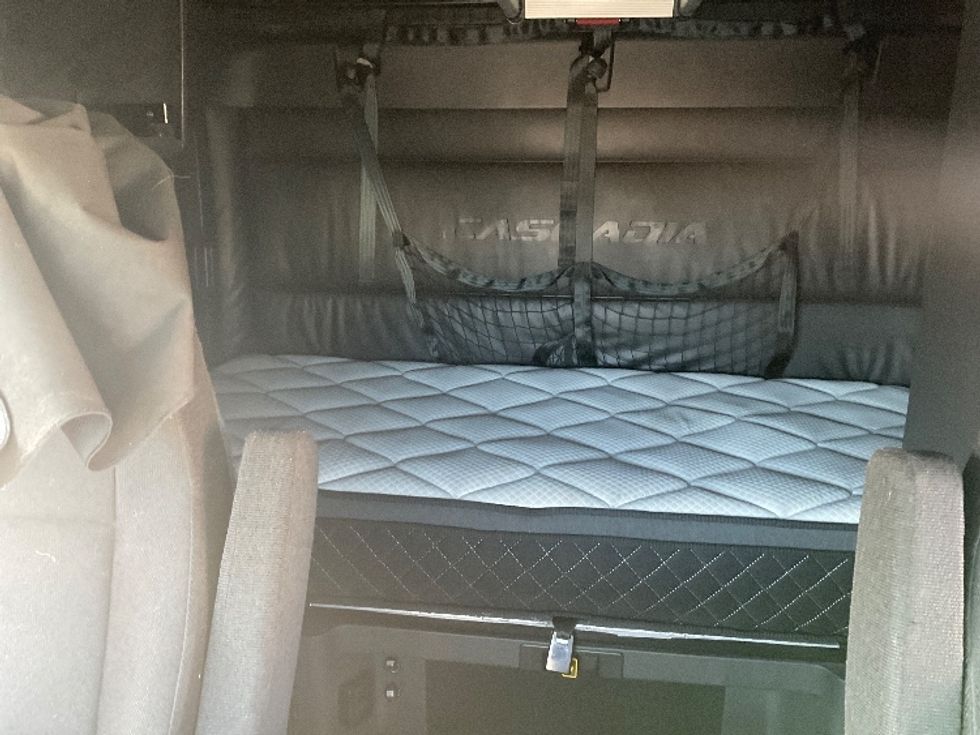 Sleeper Tractor-Heavy Duty Tractors-Freightliner-2023-T12664ST-Plymouth-MI-605,821\n\t\tmiles-$ 60,250 - Image 16