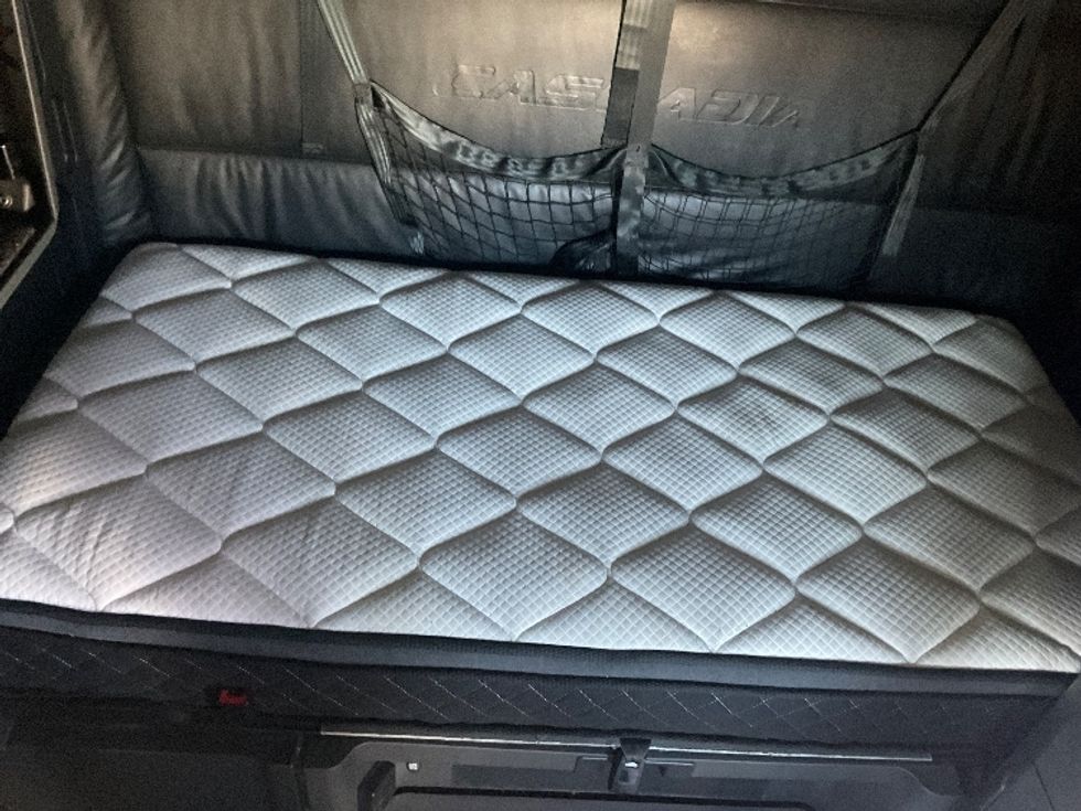 Sleeper Tractor-Heavy Duty Tractors-Freightliner-2023-T12664ST-Plymouth-MI-605,821\n\t\tmiles-$ 60,250 - Image 17