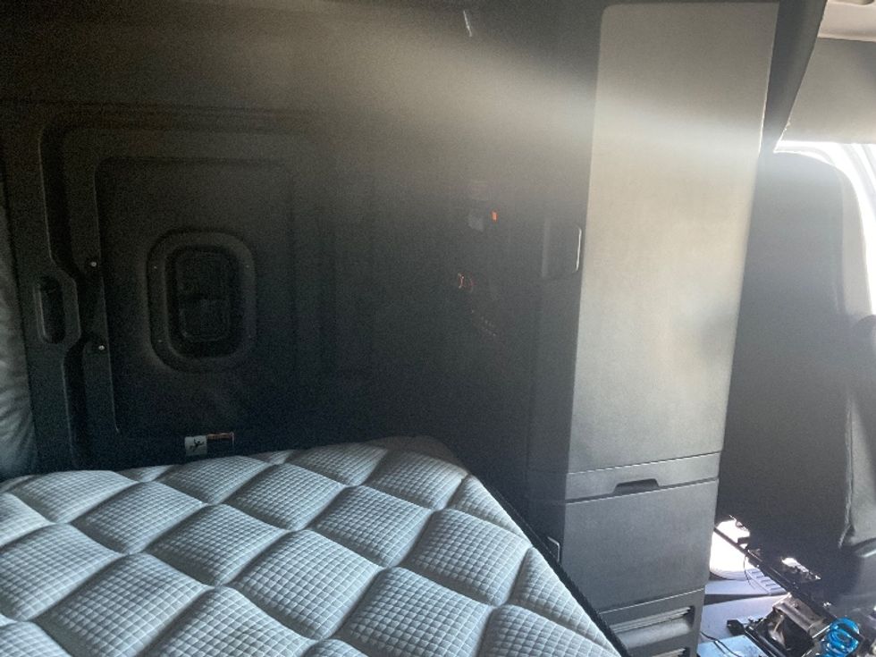 Sleeper Tractor-Heavy Duty Tractors-Freightliner-2023-T12664ST-Plymouth-MI-605,821\n\t\tmiles-$ 60,250 - Image 18