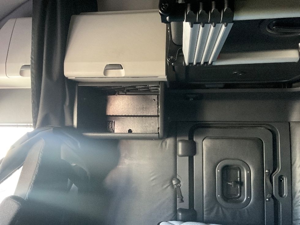 Sleeper Tractor-Heavy Duty Tractors-Freightliner-2023-T12664ST-Plymouth-MI-605,821\n\t\tmiles-$ 60,250 - Image 19