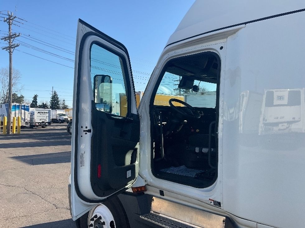 Sleeper Tractor-Heavy Duty Tractors-Freightliner-2023-T12664ST-Plymouth-MI-605,821\n\t\tmiles-$ 60,250 - Image 9