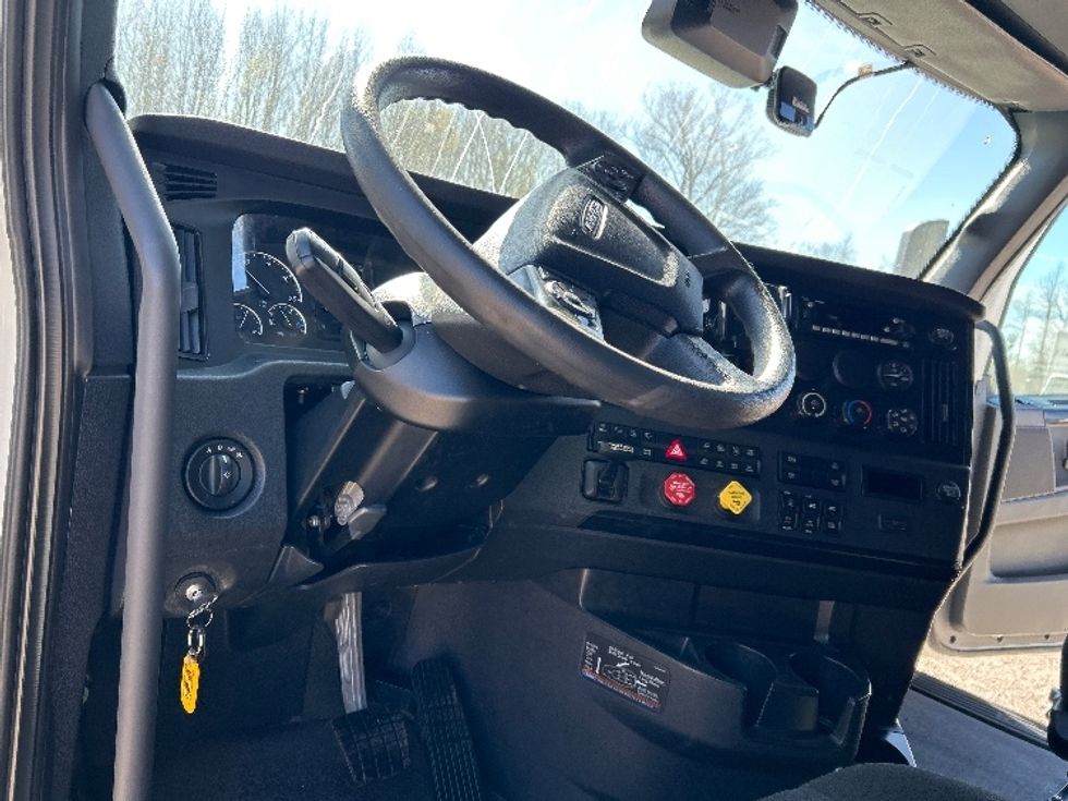 Sleeper Tractor-Heavy Duty Tractors-Freightliner-2023-T12664ST-Poplar Bluff-MO-646,427\n\t\tmiles-$ 58,750 - Image 10