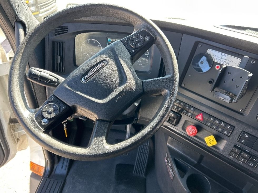 Sleeper Tractor-Heavy Duty Tractors-Freightliner-2023-T12664ST-Poplar Bluff-MO-646,427\n\t\tmiles-$ 58,750 - Image 11