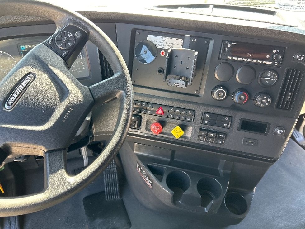 Sleeper Tractor-Heavy Duty Tractors-Freightliner-2023-T12664ST-Poplar Bluff-MO-646,427\n\t\tmiles-$ 58,750 - Image 12