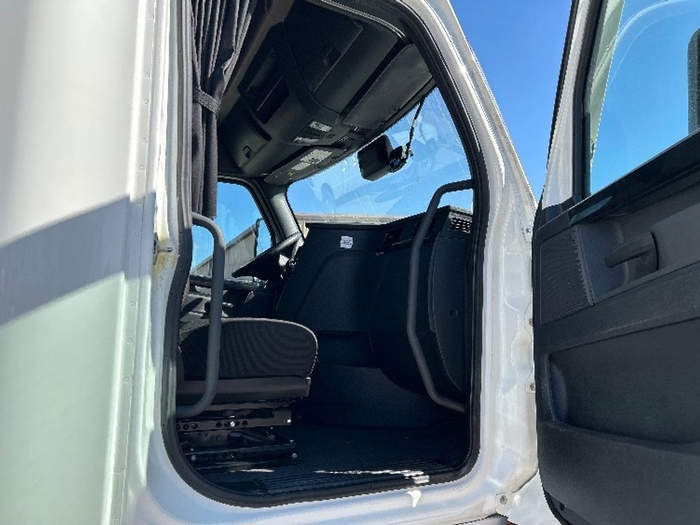 Sleeper Tractor-Heavy Duty Tractors-Freightliner-2023-T12664ST-Poplar Bluff-MO-646,427\n\t\tmiles-$ 58,750 - Image 13