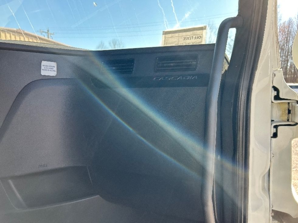 Sleeper Tractor-Heavy Duty Tractors-Freightliner-2023-T12664ST-Poplar Bluff-MO-646,427\n\t\tmiles-$ 58,750 - Image 14