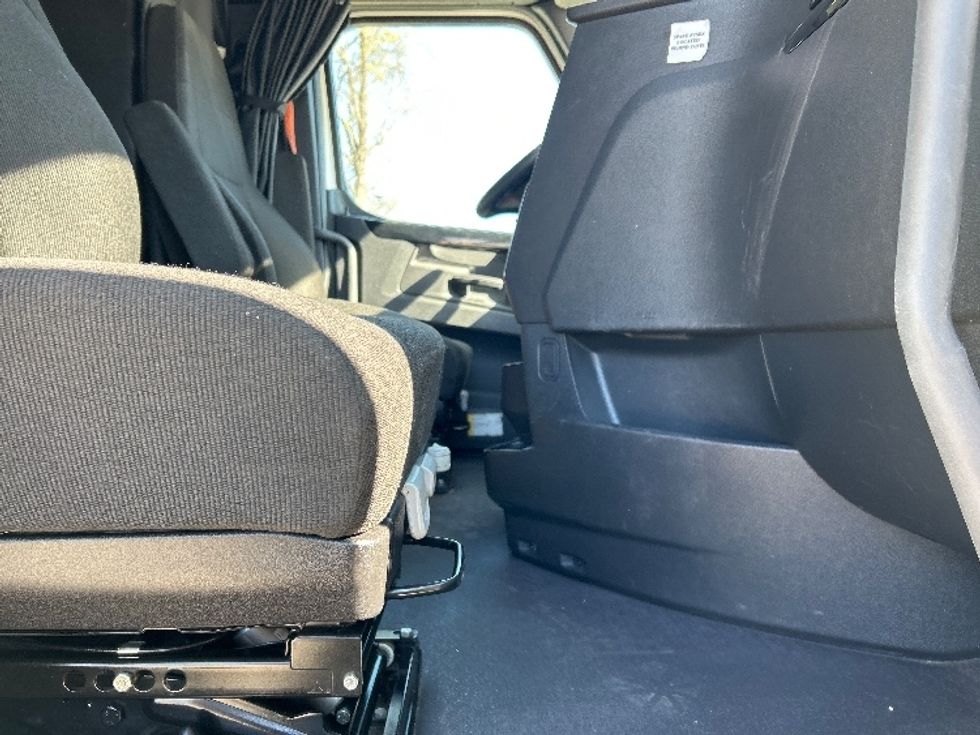 Sleeper Tractor-Heavy Duty Tractors-Freightliner-2023-T12664ST-Poplar Bluff-MO-646,427\n\t\tmiles-$ 58,750 - Image 15