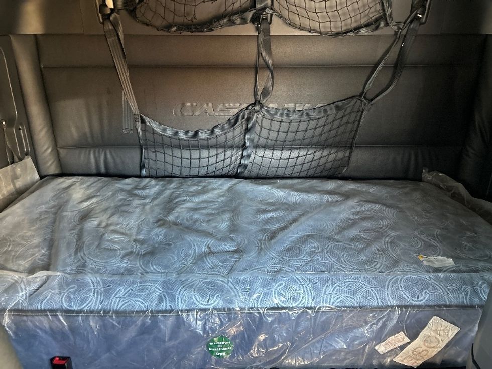 Sleeper Tractor-Heavy Duty Tractors-Freightliner-2023-T12664ST-Poplar Bluff-MO-646,427\n\t\tmiles-$ 58,750 - Image 16