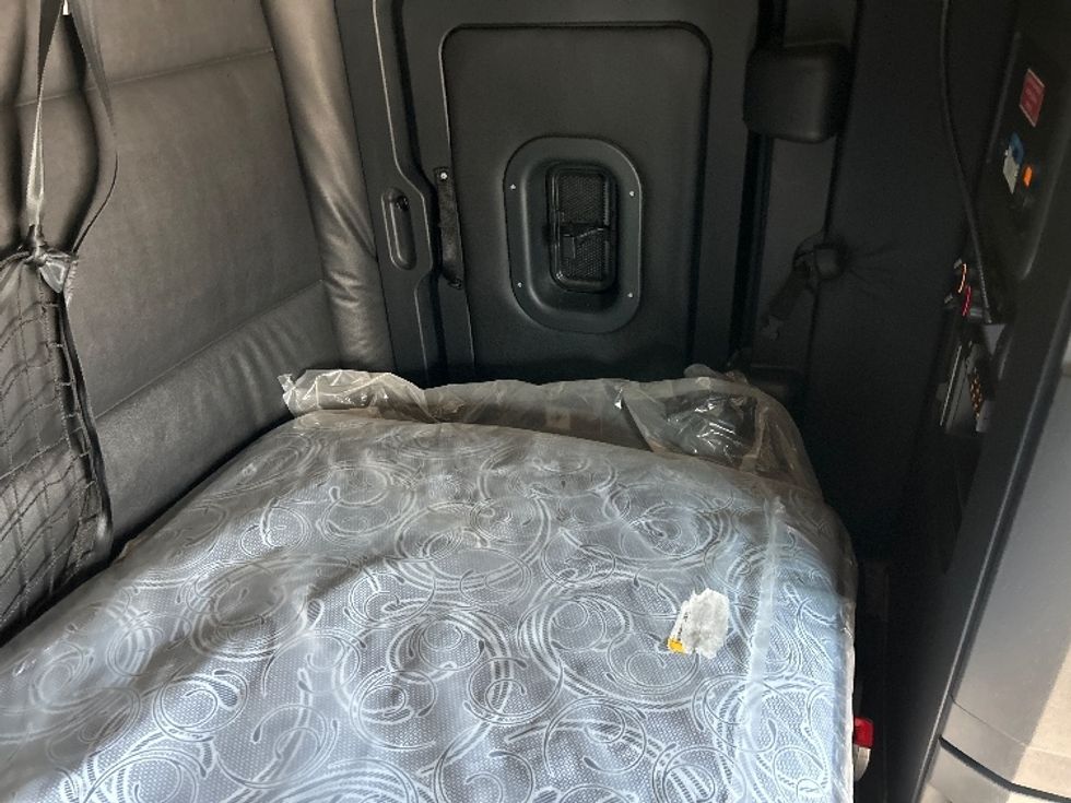 Sleeper Tractor-Heavy Duty Tractors-Freightliner-2023-T12664ST-Poplar Bluff-MO-646,427\n\t\tmiles-$ 58,750 - Image 17