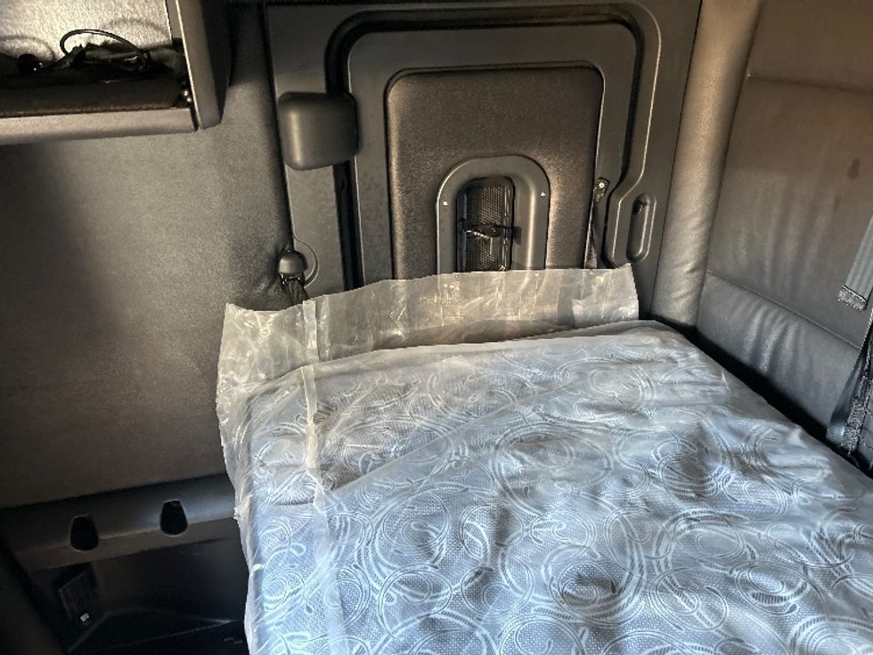 Sleeper Tractor-Heavy Duty Tractors-Freightliner-2023-T12664ST-Poplar Bluff-MO-646,427\n\t\tmiles-$ 58,750 - Image 18