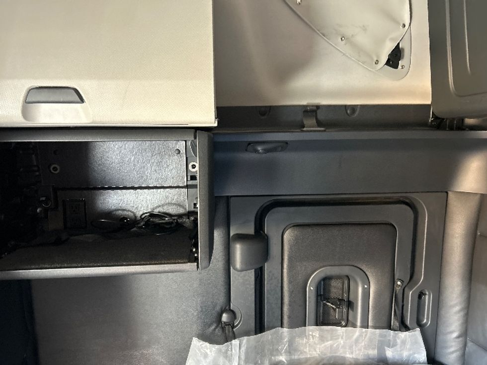 Sleeper Tractor-Heavy Duty Tractors-Freightliner-2023-T12664ST-Poplar Bluff-MO-646,427\n\t\tmiles-$ 58,750 - Image 19