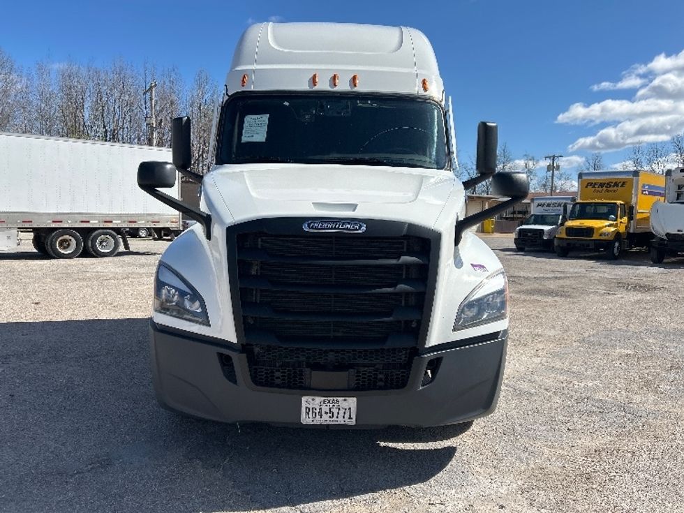 Sleeper Tractor-Heavy Duty Tractors-Freightliner-2023-T12664ST-Poplar Bluff-MO-646,427\n\t\tmiles-$ 58,750 - Image 2