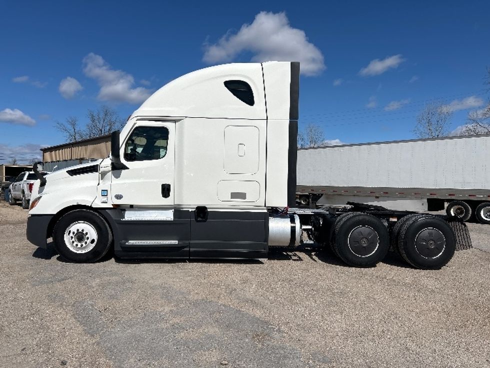 Sleeper Tractor-Heavy Duty Tractors-Freightliner-2023-T12664ST-Poplar Bluff-MO-646,427\n\t\tmiles-$ 58,750 - Image 4
