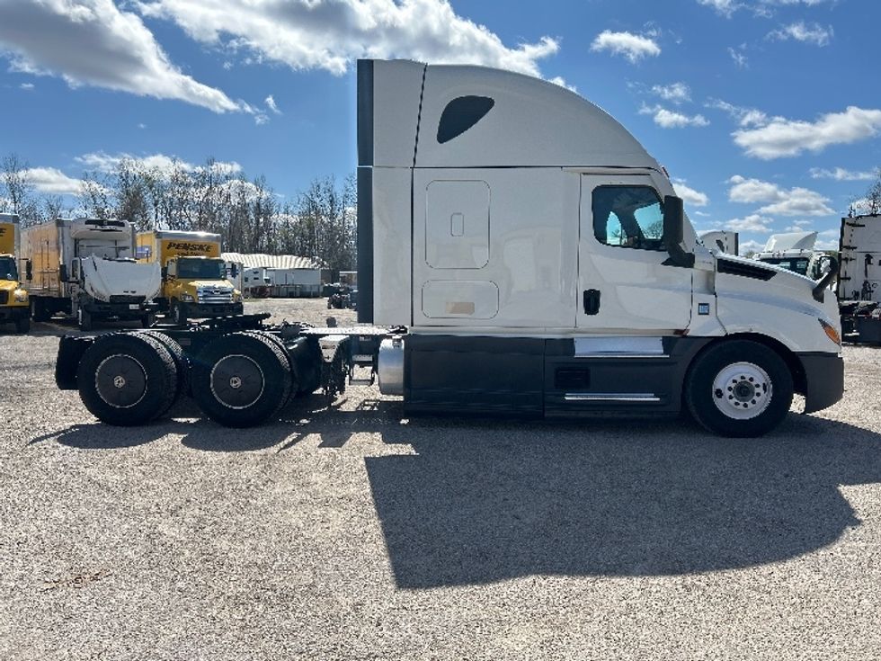 Sleeper Tractor-Heavy Duty Tractors-Freightliner-2023-T12664ST-Poplar Bluff-MO-646,427\n\t\tmiles-$ 58,750 - Image 8