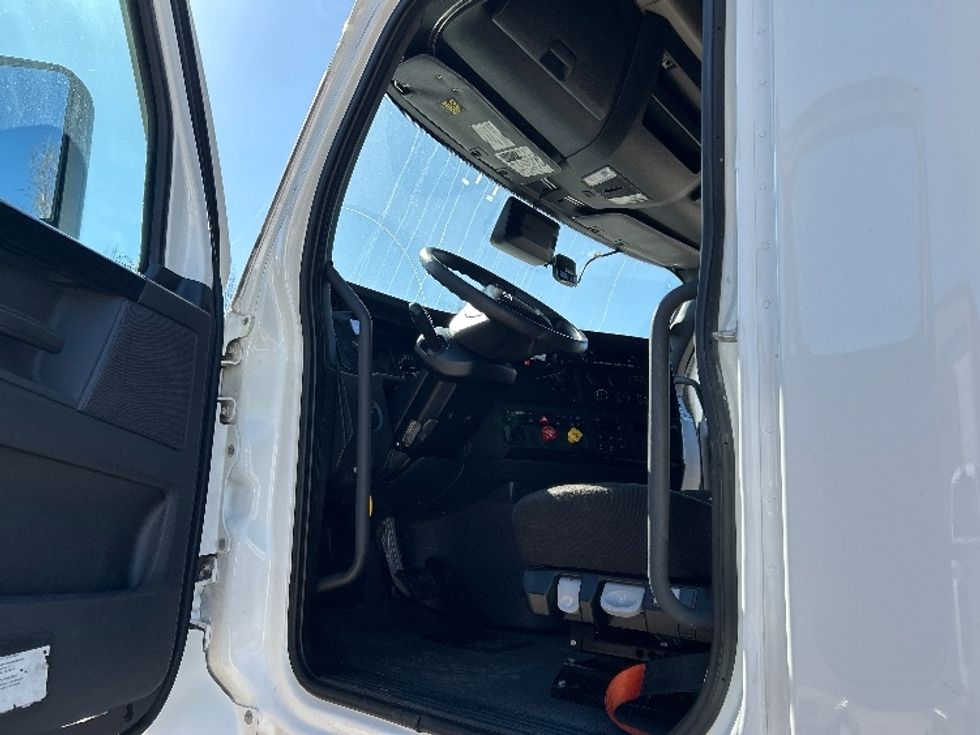 Sleeper Tractor-Heavy Duty Tractors-Freightliner-2023-T12664ST-Poplar Bluff-MO-646,427\n\t\tmiles-$ 58,750 - Image 9