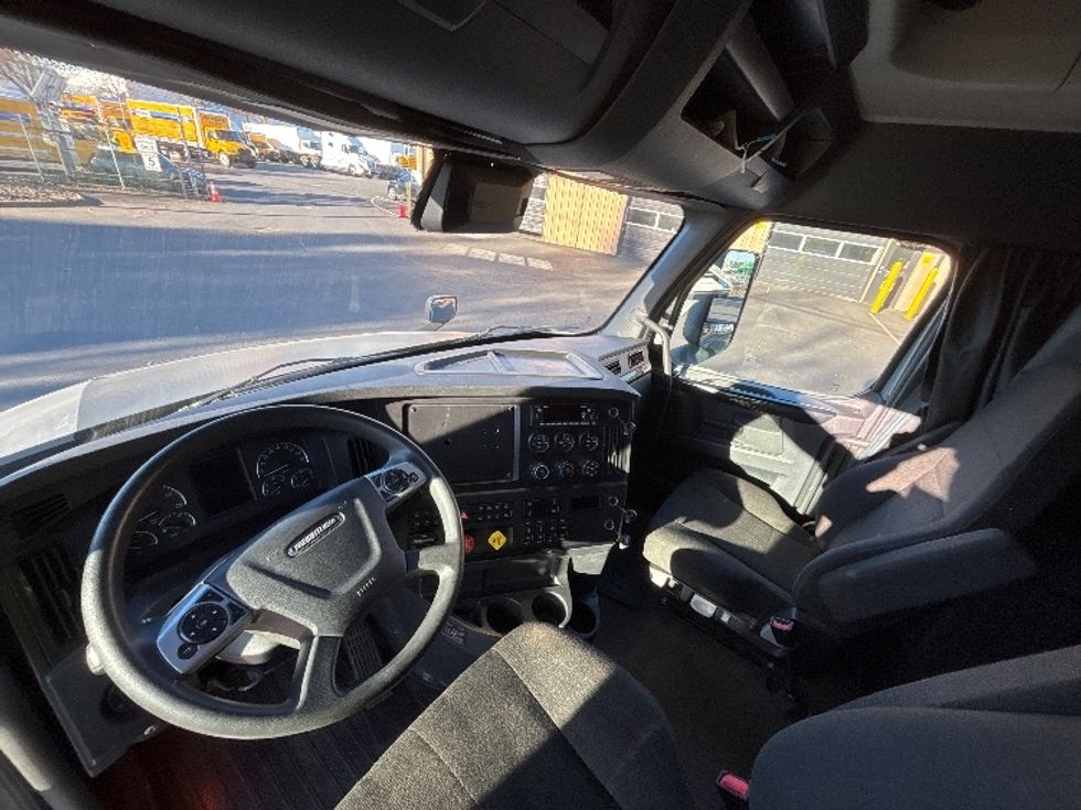 Sleeper Tractor-Heavy Duty Tractors-Freightliner-2023-T12664ST-Portland-OR-581,777\n\t\tmiles-$ 69,250 - Image 11