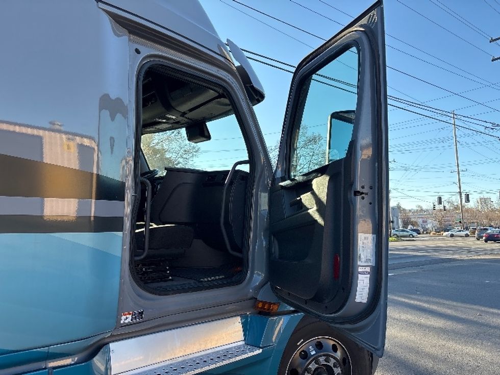 Sleeper Tractor-Heavy Duty Tractors-Freightliner-2023-T12664ST-Portland-OR-581,777\n\t\tmiles-$ 69,250 - Image 13