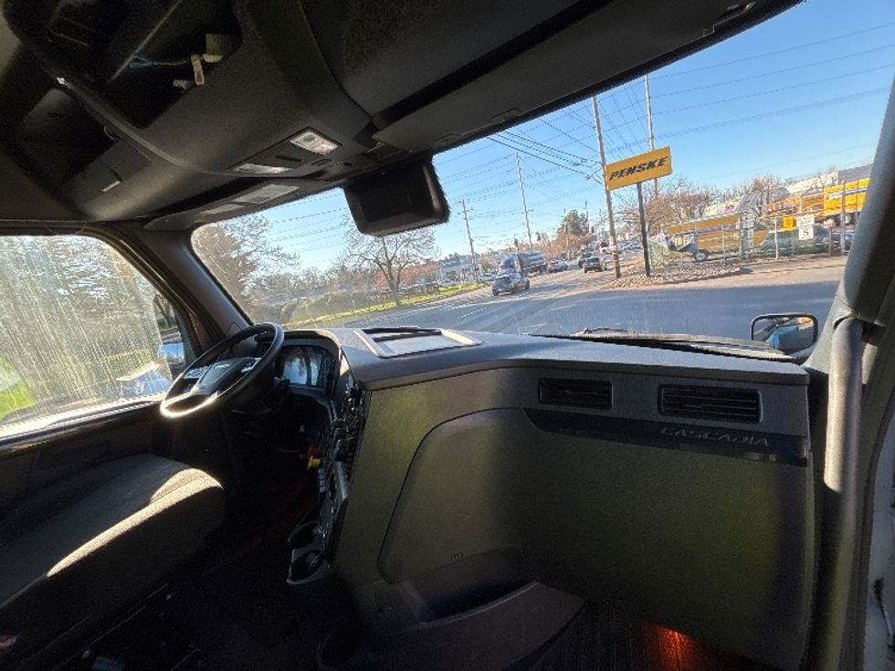 Sleeper Tractor-Heavy Duty Tractors-Freightliner-2023-T12664ST-Portland-OR-581,777\n\t\tmiles-$ 69,250 - Image 14