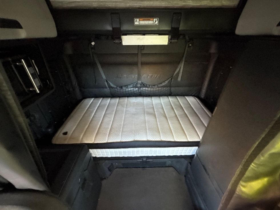 Sleeper Tractor-Heavy Duty Tractors-Freightliner-2023-T12664ST-Portland-OR-581,777\n\t\tmiles-$ 69,250 - Image 16