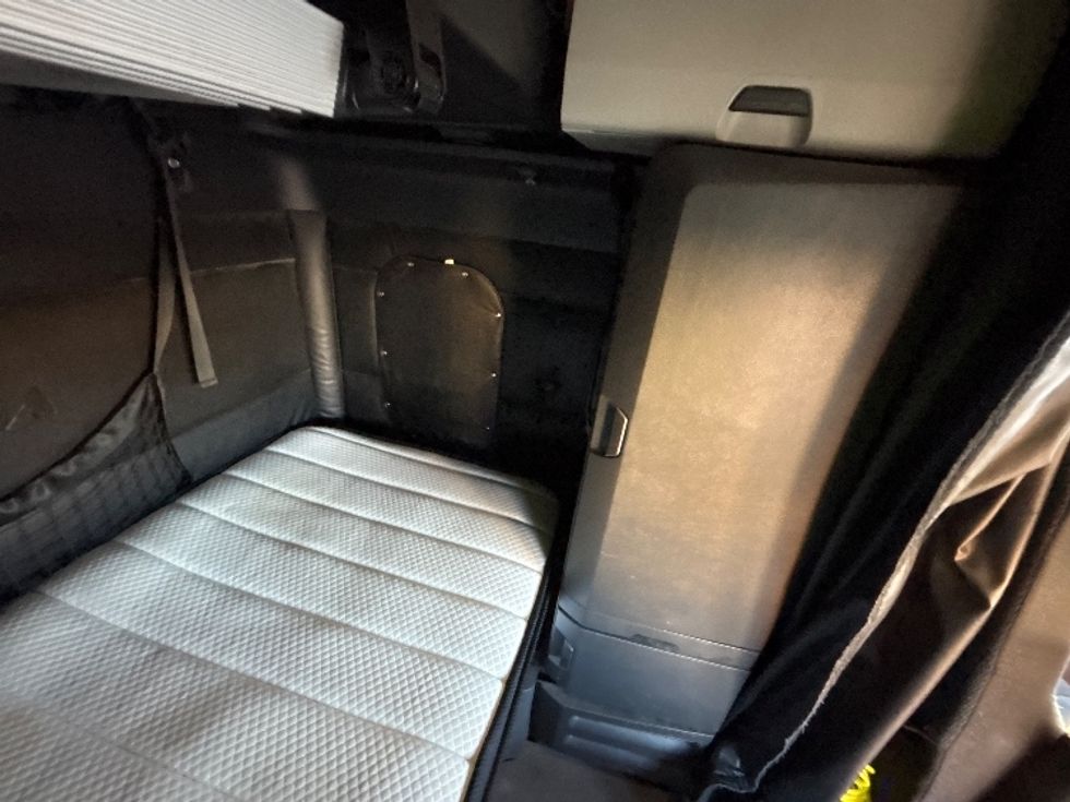 Sleeper Tractor-Heavy Duty Tractors-Freightliner-2023-T12664ST-Portland-OR-581,777\n\t\tmiles-$ 69,250 - Image 19