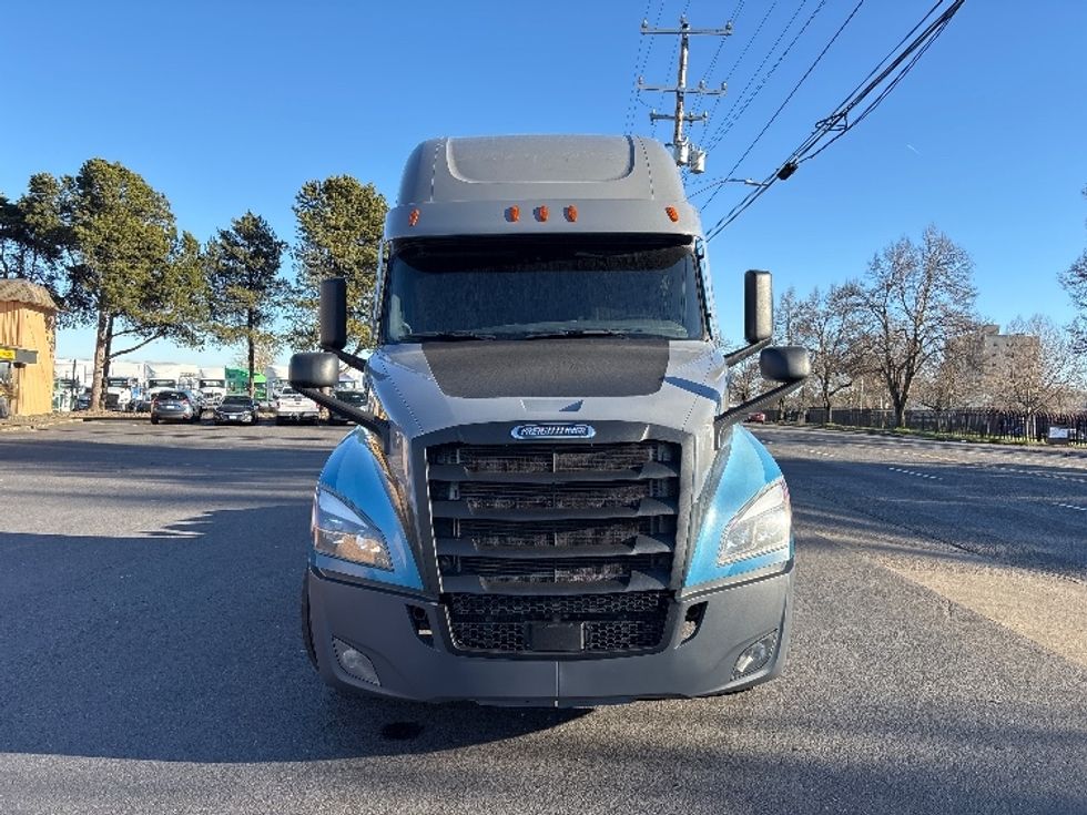 Sleeper Tractor-Heavy Duty Tractors-Freightliner-2023-T12664ST-Portland-OR-581,777\n\t\tmiles-$ 69,250 - Image 2