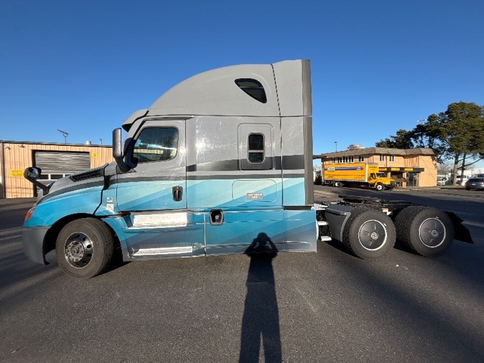 Sleeper Tractor-Heavy Duty Tractors-Freightliner-2023-T12664ST-Portland-OR-581,777\n\t\tmiles-$ 69,250 - Image 4