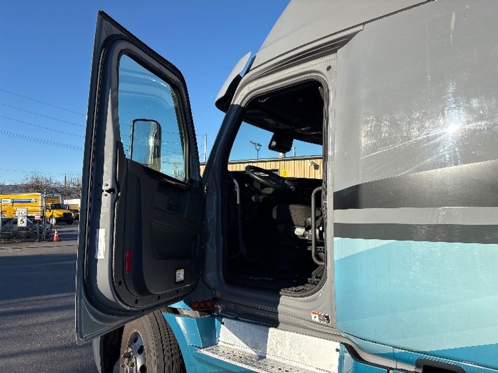 Sleeper Tractor-Heavy Duty Tractors-Freightliner-2023-T12664ST-Portland-OR-581,777\n\t\tmiles-$ 69,250 - Image 9