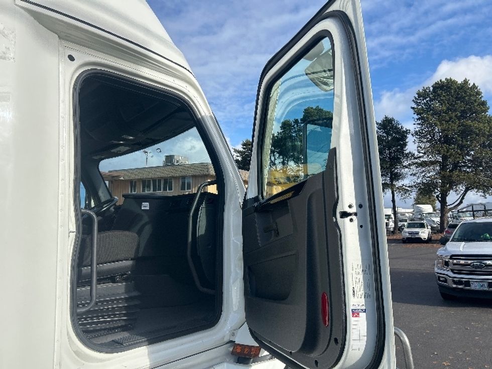 Sleeper Tractor-Heavy Duty Tractors-Freightliner-2023-T12664ST-Portland-OR-583,941\n\t\tmiles-$ 71,500 - Image 13