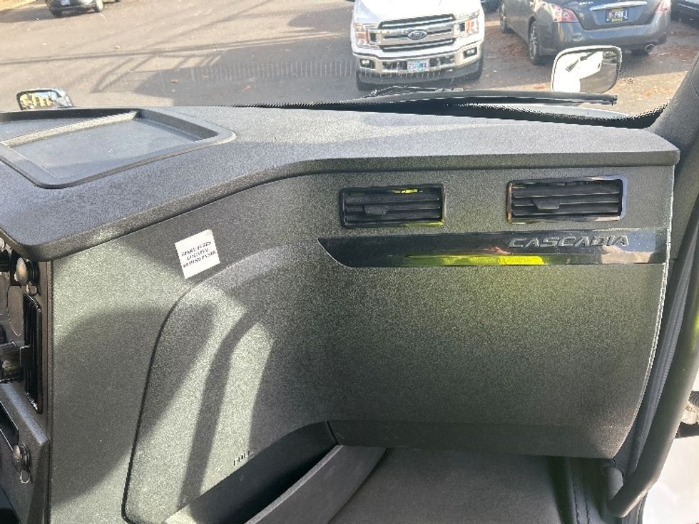 Sleeper Tractor-Heavy Duty Tractors-Freightliner-2023-T12664ST-Portland-OR-583,941\n\t\tmiles-$ 71,500 - Image 14