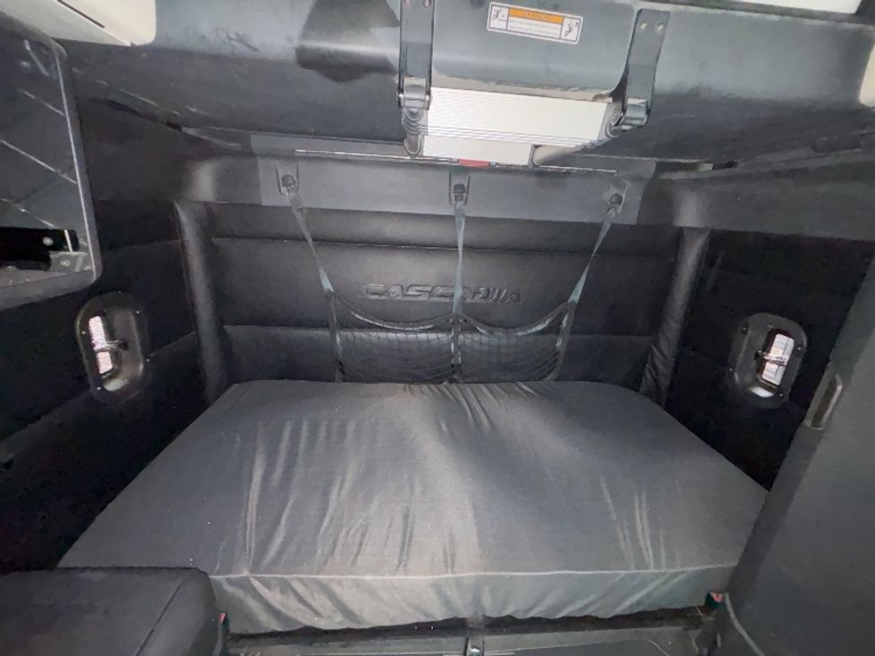 Sleeper Tractor-Heavy Duty Tractors-Freightliner-2023-T12664ST-Portland-OR-583,941\n\t\tmiles-$ 71,500 - Image 16