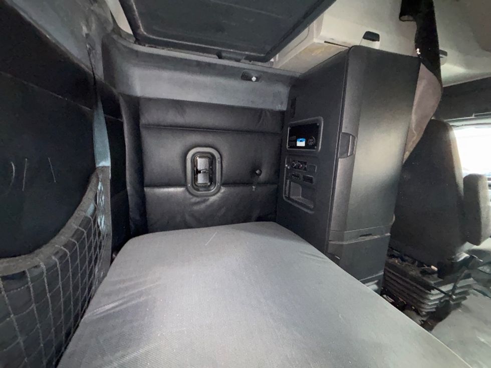 Sleeper Tractor-Heavy Duty Tractors-Freightliner-2023-T12664ST-Portland-OR-583,941\n\t\tmiles-$ 71,500 - Image 18