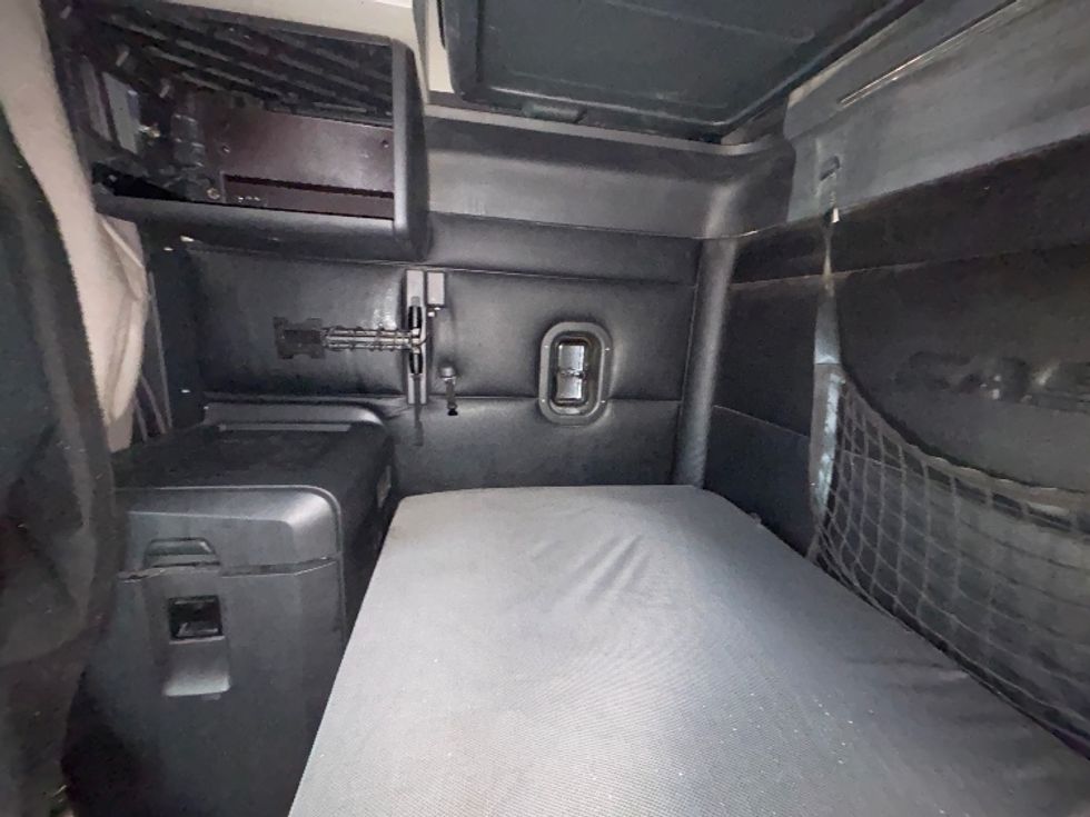 Sleeper Tractor-Heavy Duty Tractors-Freightliner-2023-T12664ST-Portland-OR-583,941\n\t\tmiles-$ 71,500 - Image 19