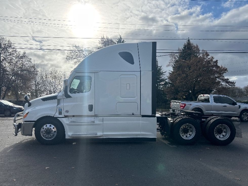 Sleeper Tractor-Heavy Duty Tractors-Freightliner-2023-T12664ST-Portland-OR-583,941\n\t\tmiles-$ 71,500 - Image 4