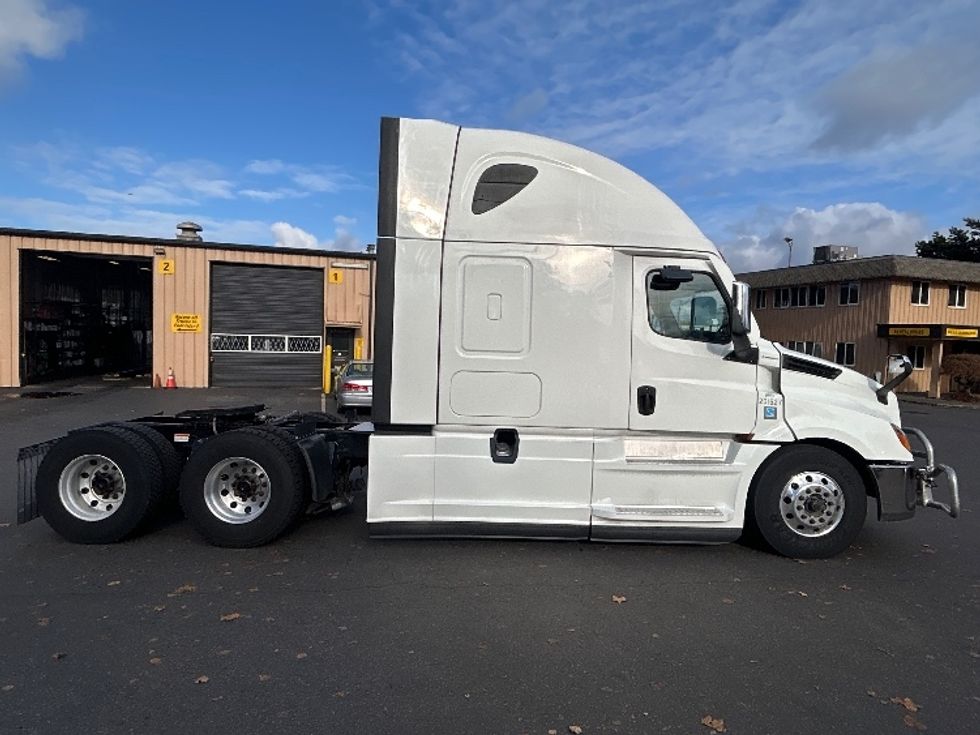 Sleeper Tractor-Heavy Duty Tractors-Freightliner-2023-T12664ST-Portland-OR-583,941\n\t\tmiles-$ 71,500 - Image 8