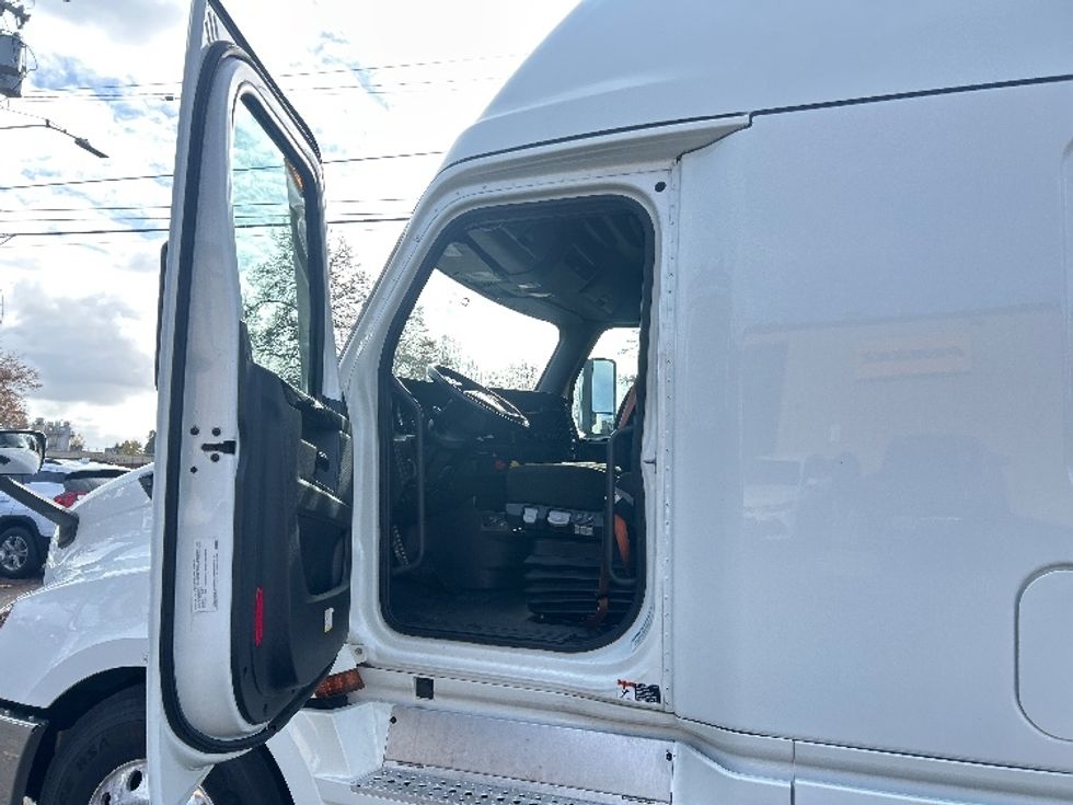 Sleeper Tractor-Heavy Duty Tractors-Freightliner-2023-T12664ST-Portland-OR-583,941\n\t\tmiles-$ 71,500 - Image 9