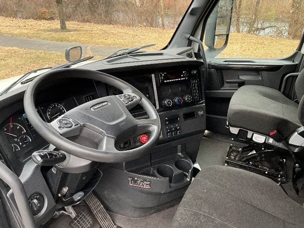 Sleeper Tractor-Heavy Duty Tractors-Freightliner-2023-T12664ST-Reading-PA-337,215\n\t\tmiles-$ 86,750 - Image 10