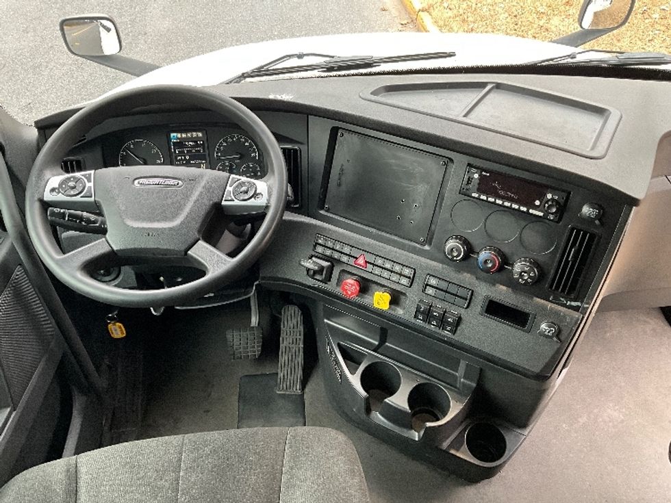 Sleeper Tractor-Heavy Duty Tractors-Freightliner-2023-T12664ST-Reading-PA-337,215\n\t\tmiles-$ 86,750 - Image 11