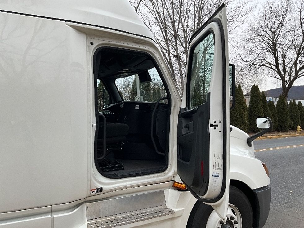 Sleeper Tractor-Heavy Duty Tractors-Freightliner-2023-T12664ST-Reading-PA-337,215\n\t\tmiles-$ 86,750 - Image 13