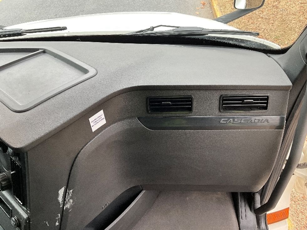 Sleeper Tractor-Heavy Duty Tractors-Freightliner-2023-T12664ST-Reading-PA-337,215\n\t\tmiles-$ 86,750 - Image 14